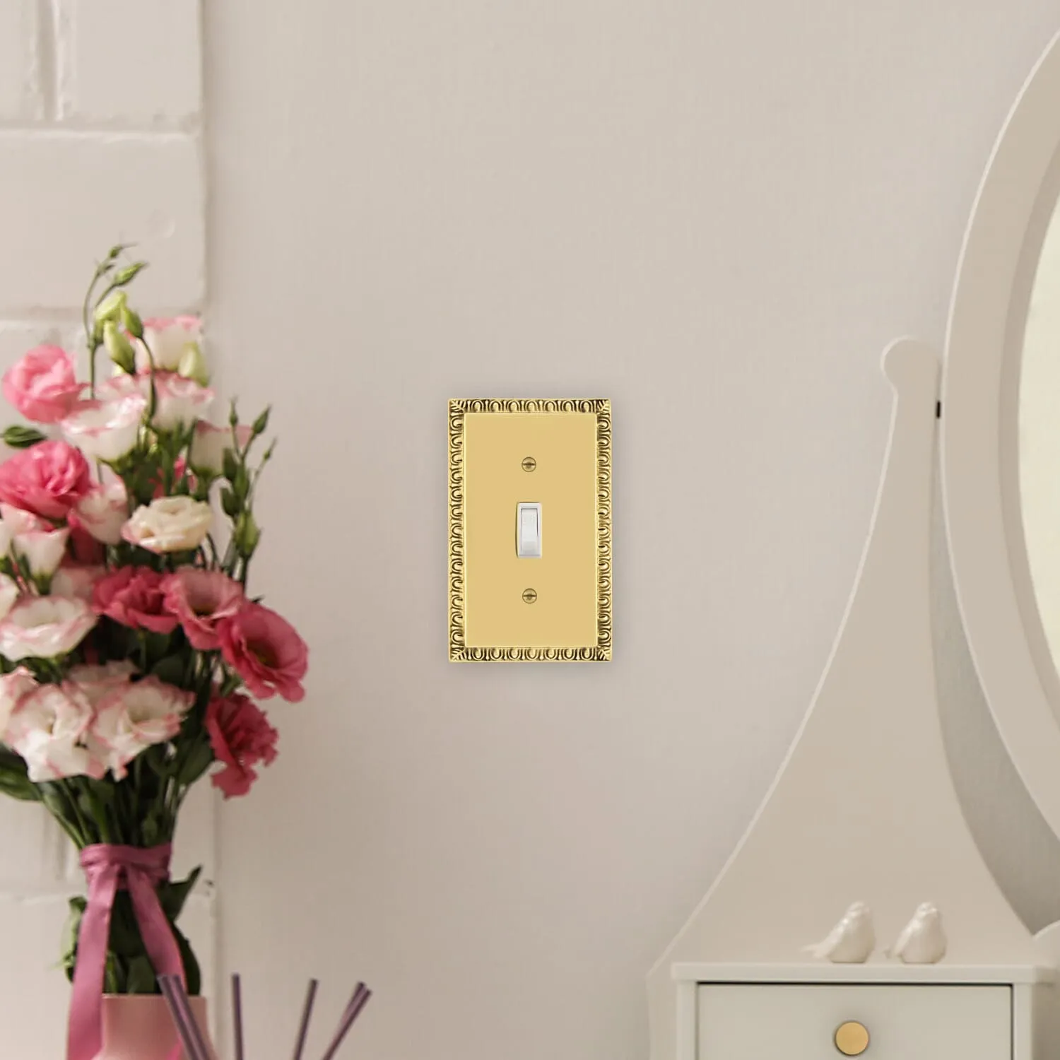 Egg & Dart Switch Plate with Single Toggle in Polished Brass